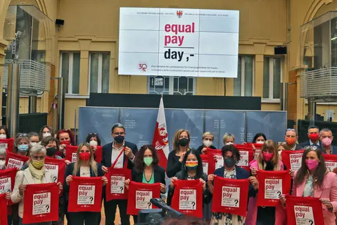 Unter dem Motto Equal Pay - was sonst? sensibilisieren engagierte Frauen auf 37 Infoständen in ganz Südtirol am 22. April für bestehende Lohnlücken und geschlechterbedingte Ungleichheiten. (Foto: LPA/Greta Stuefer)