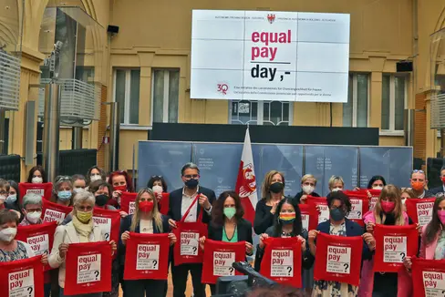 Unter dem Motto Equal Pay - was sonst? sensibilisieren engagierte Frauen auf 37 Infoständen in ganz Südtirol am 22. April für bestehende Lohnlücken und geschlechterbedingte Ungleichheiten. (Foto: LPA/Greta Stuefer)
