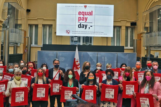 Unter dem Motto Equal Pay - was sonst? sensibilisieren engagierte Frauen auf 37 Infoständen in ganz Südtirol am 22. April für bestehende Lohnlücken und geschlechterbedingte Ungleichheiten. (Foto: LPA/Greta Stuefer)