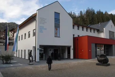 La Giunta ha deliberato oggi (26 novembre) l’assegnazione all'istituto culturale di 70.000 euro di contributi per investimenti nella digitalizzazione. Nominato il nuovo consiglio di amministrazione. (Foto: ASP/Istituto ladino Micurá de Rü)