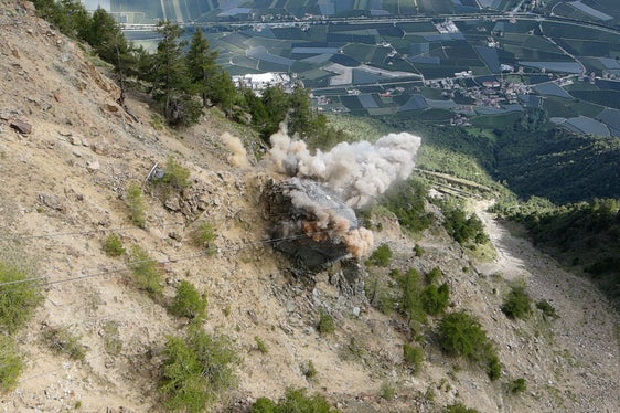 Heute (27. August) am Nachmittag erfolgte die Sprengung des oberen Teils des Kastenknotts am Hang gegenüber dem Dorf Galsaun. (Foto: LPA/G.News)