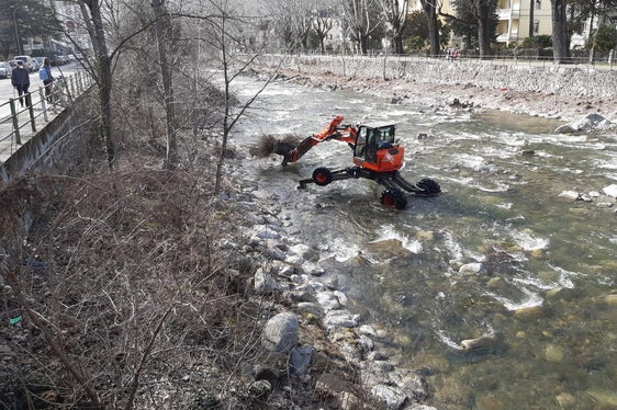 Die Landesregierung hat das Preisverzeichnis für die Anmietung von Baumaschinen zur Durchführung von Arbeiten in Eigenregie der Agentur für Bevölkerungsschutz für das laufende Jahr 2023 genehmigt (im Bild ein Schreitbagger in der Passer, Februar 2021). (Foto: LPA/Landesamt für Wildbach- und Lawinenverbauung West)