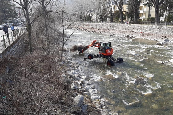 Die Landesregierung hat das Preisverzeichnis für die Anmietung von Baumaschinen zur Durchführung von Arbeiten in Eigenregie der Agentur für Bevölkerungsschutz für das laufende Jahr 2023 genehmigt (im Bild ein Schreitbagger in der Passer, Februar 2021). (Foto: LPA/Landesamt für Wildbach- und Lawinenverbauung West)