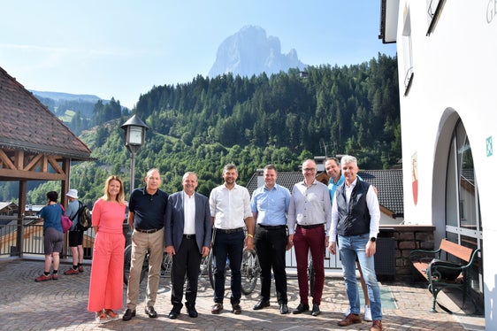 Treffen zu nachhaltiger Mobilität auf den Dolomitenpässen: Christina Demetz, Christoph Vinatzer, Roland Demetz, LR Daniel Alfreider, Lukas Demetz, Tobia Moroder, Ambros Hofer und Andreas Schenk. (Foto: LPA/Angelika Schrott)