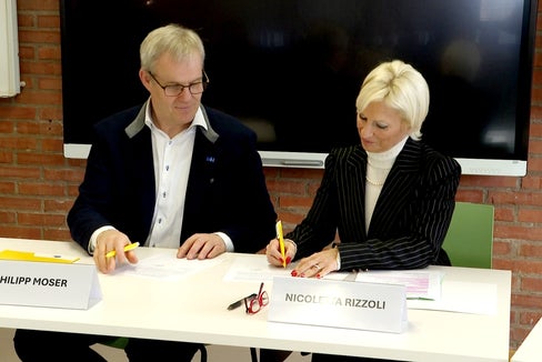 HDS-Präsident Philipp Moser und die Direktorin der Berufsfachschule Einaudi Nicoletta Rizzoli unterzeichnen die Kooperationsvereinbarung zwischen den beiden Partnern. Darin geht es um Projekte, die den Arbeitseinstieg junger Menschen gezielt unterstützen sollen. (Foto: LPA)