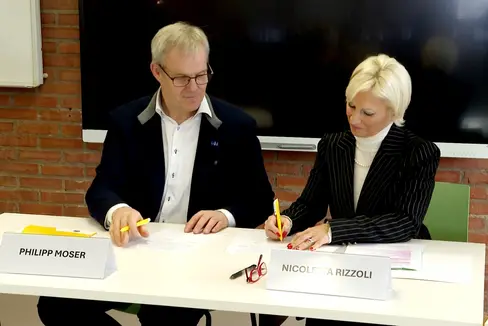 Un'intesa per il futuro. La direttrice del CTS Einaudi, Nicoletta Rizzoli, e il presidente dell’Unione Philipp Moser siglano l'accordo di collaborazione tra i due enti. Obiettivo rafforzare i programmi e i progetti comuni tra formazione professionale e HDS in provincia di Bolzano. (Foto: USP)