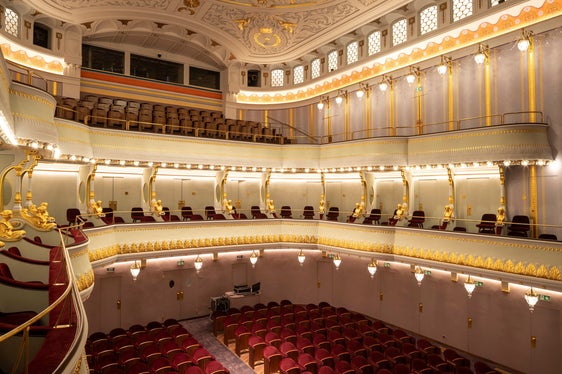 Die Landesregierung hat auf Vorschlag von Landesrat Philipp Achammer einer außerordentlichen Zuweisung an das Stadttheater Meran zugestimmt. Die Geldmittel fließen vor allem in den Bereich Brandschutz. (Foto: Meraner Stadttheater- und Kurhausverein/Damian Pertoll)