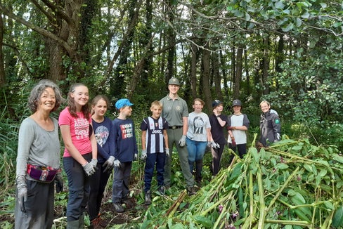 Sensibilizzare i giovani alla conservazione della natura: questo era l'obiettivo della giornata d'azione al biotopo English Moss di Naturno. (Foto: Ufficio Natura/Annamaria Gapp)