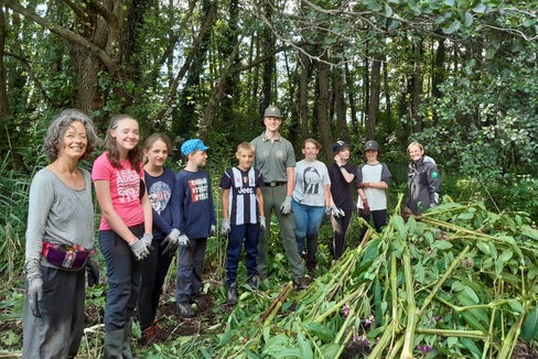 Sensibilizzare i giovani alla conservazione della natura: questo era l'obiettivo della giornata d'azione al biotopo English Moss di Naturno. (Foto: Ufficio Natura/Annamaria Gapp)