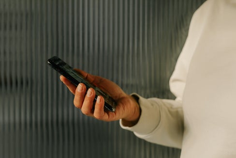 Ab Mai 2026 startet im Gesundheitsbezirk Bozen und Umgebung eine Testphase für die Rufnummer 116 117, die rund um die Uhr Orientierung bei nicht dringenden medizinischen Anliegen bietet. (Foto: Kaboompics - Das Foto darf nur in Zusammenhang mit dieser Pressemitteilung verwendet werden)