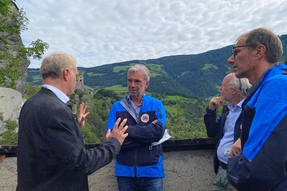 Burgfelsen gesichert: (v.l.) Burgherr Oswald Wolkenstein, Landesrat Schuler, Direktor Funktionsbereich Wildbachverbauung De Polo, Agenturdirektor Unterweger (Foto: LPA/Noemi Prinoth)
