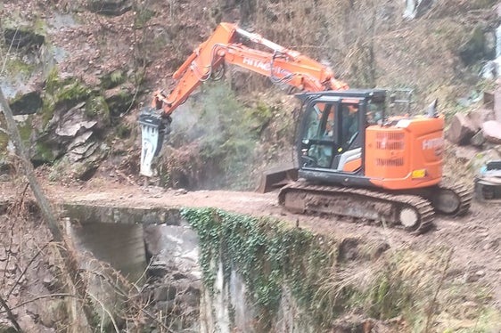 I lavori di costruzione del nuovo ponte sono iniziati quindici giorni fa e si prevede che richiederanno fino a due mesi per essere completati. (Foto: USP/Ufficio provinciale Sistemazione bacini montani Sud dell'Agenzia per la Protezione civile)