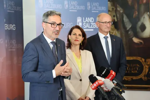 Dopo l'incontro dei governatori del Tirolo, dell'Alta Austria, del Vorarlberg e del presidente della Provincia autonoma di Bolzano presso la governatrice del Land Salisburgo Karoline Edtstadler al Chiemseehof di Salisburgo, i partecipanti si sono presentati alla stampa (nella foto da sinistra): Arno Kompatscher (Alto Adige), Karoline Edtstadler (Salisburgo) e Anton Mattle (Tirolo). (Foto: Land Salzburg/Franz Neumayr)