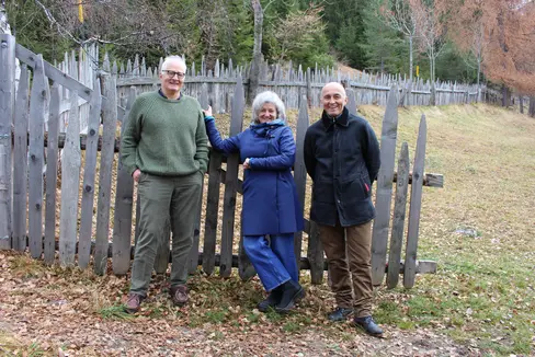 Confermato anche per il triennio 2023-25 il Comitato per la cultura edilizia e il paesaggio composto (da sin.) Sebastiano Brandolini, Lilli Lička und Conradin Clavuot (Foto: ASP/Martina Pecher)