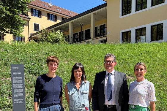 100 Jahre Fachschule für Landwirtschaft, Hauswirtschaft und Ernährung Dietenheim (von links): die Direktorin der Fachschule Dietenheim Gertraud Aschbacher, Künstlerin Claudia Barcheri, Georg Oberhollenzer von der Raika Bruneck, Lisa Trockner vom Künstlerbund (Foto: LPA/Fachschule für Landwirtschaft, Hauswirtschaft und Ernährung Dietenheim)