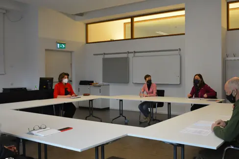 L'assessora Hochgruber Kuenzer (sx) durante l'incontro con il Comitato: Paesaggio e territorio vanno gestiti consapevolmente. (Foto: ASP/Martina Pecher)