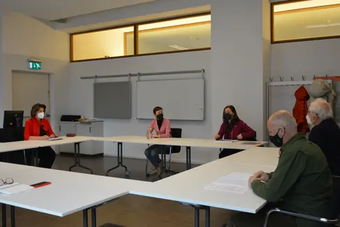 LRin Hochgruber Kuenzer (l.) bei der Sitzung mit dem Landesbeirat für Baukultur: Thema Landschaft und Raumentwicklung frühzeitig thematisieren. (Foto: LPA/Martina Pecher)
