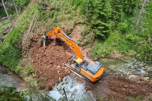 Das Landesamt für Wildbach- und Lawinenverbauung Ost hat mit den Vorbereitungsarbeiten für den Bau einer 28 Meter breiten und 8 Meter hohen Rückhaltesperre im Sextnerbach angefangen. (Foto: LPA/Landesamt für Wildbach- und Lawinenverbauung Ost)