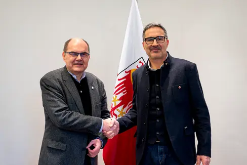 Der Hohe Repräsentant der internationalen Gemeinschaft für Bosnien und Herzegowina, Christian Schmidt (links), traf sich mit Landeshauptmann Arno Kompatscher in Bozen zu einem Gespräch. (Foto: LPA/Fabio Brucculeri)