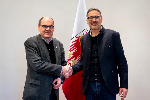 Der Hohe Repräsentant der internationalen Gemeinschaft für Bosnien und Herzegowina, Christian Schmidt (links), traf sich mit Landeshauptmann Arno Kompatscher in Bozen zu einem Gespräch. (Foto: LPA/Fabio Brucculeri)