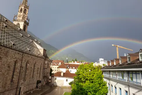 Il Duomo Maria Assunta è una delle attrazioni di Bolzano che gli accompagnatori turistici raccontano durante i loro itinerari; il caratteristico campanile fu progettato tra il 1501 e il 1519 dall’architetto e scultore svevo Lutz von Schussenried. (Foto: USP/Maja Clara)