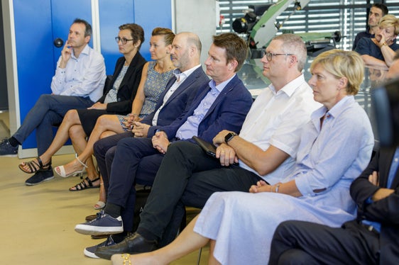 Alla conferenza stampa di fine legislatura dell'assessore provinciale Achammer erano presenti (da sinistra) i direttori di Ripartizione Stefan Luther (Lavoro) e Rolanda Tschugguel (Diritto allo studio), la direttrice della Direzione Istruzione e Formazione, Sigrun Falkensteiner, i direttori di Ripartizione Volker Klotz (Cultura), Stephan Tschigg (Amministrazione istruzione e formazione) e Peter Prieth (Direzione provinciale Formazione professionale in lingua tedesca), nonché la direttrice di Ripartizione, Manuela Defant (Foto: ASP/Tiberio Sorvillo)