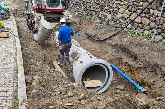 Tiefbauer und Tiefbauerinnen vermessen Bauteile, richten Baustellen ein, heben Baugruben aus und errichten Böschungen und Stützbauwerke: Die Landesregierung hat der neuen Bildungsordnung für den Lehrberuf Tiefbauer/Tiefbauerin zugestimmt. (Archivbild: LPA/Landesamt für Wildbachverbauung West)