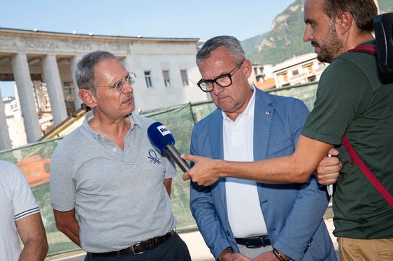L'individuazione delle due sedi è avvenuta in costante coordinamento con il Tribunale e la Procura. La Provincia, il Ministero, la Regione, tutti... in una sinergia davvero impressionante hanno tutti risposto e dato il loro apporto, ha detto il procuratore della Repubblica Axel Bisignano, fiducioso di ripartire con i lavori quanto prima. (Foto: USP/Fabio Brucculeri)