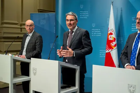 Landeshauptmann und Gesundheitslandesrat Arno Kompatscher bei der heutigen Pressekonferenz mit Ressortdirektor Günther Burger (r.) und dem Generaldirektor des Südtiroler Sanitätsbetriebes, Florian Zerzer (Foto: LPA/Fabio Brucculeri)