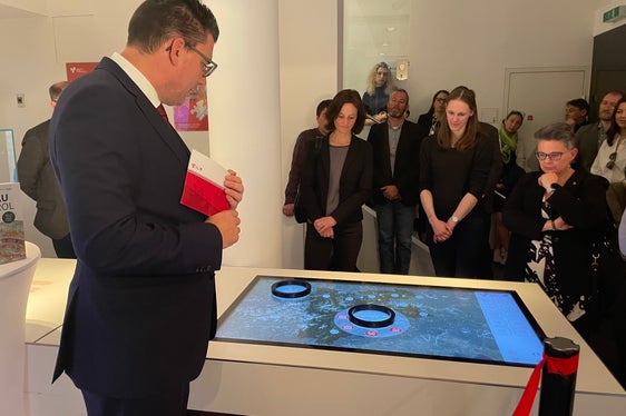 Eröffnung der interaktiven und mehrsprachigen Ausstellung im Euregio-Infopoint in Innsbruck: Besuchende können dort in die Welt des Bergbaus im Wandel der Zeit eintauchen. (Foto: Euregio/GNews)