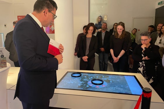 Eröffnung der interaktiven und mehrsprachigen Ausstellung im Euregio-Infopoint in Innsbruck: Besuchende können dort in die Welt des Bergbaus im Wandel der Zeit eintauchen. (Foto: Euregio/GNews)