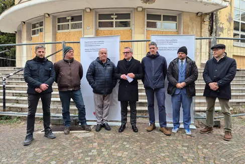 Bei der Schlüsselübergabe an die Baufirma CMB, Landesrat Christian Bianchi (vierter von links) rechts neben ihm Abteilungsdirektor Marco Springhetti und Ressortdirektor Daniel Bedin.
(Foto: LPA/Abteilung Hochbau und technischer Dienst)