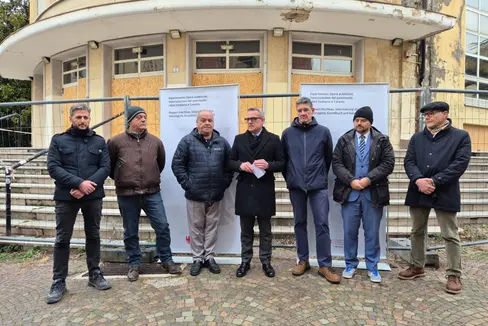 Con la consegna delle chiavi all'impresa CMB, l'assessore alle Opere pubbliche Christian Bianchi (nella foto quarto da sinistra con a destra il direttore di Ripartizione Marco Springhetti e il direttore di Dipartimento Daniel Bedin)
ha ufficializzato l'avvio dei lavori per la realizzazione del Polo bibliotecario nel complesso dell'ex liceo Pascoli di Bolzano. Un momento che segna l'inizio della Fase Uno, della durata di 90 giorni. La conclusione dei lavori è prevista per il 2028. (Foto: USP/Ripartizione Edilizia e Servizio tecnico)