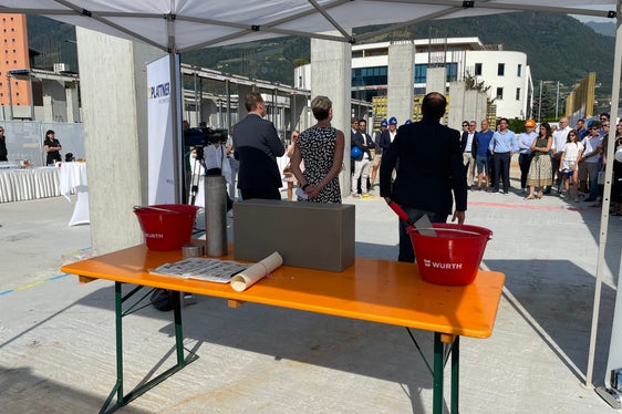 Die heutige Grundsteinlegung mit Hochbaulandesrat Massimo Bessone und dem italienischen Schullandesrat Giuliano Vettorato (Foto: LPA/Gnews)