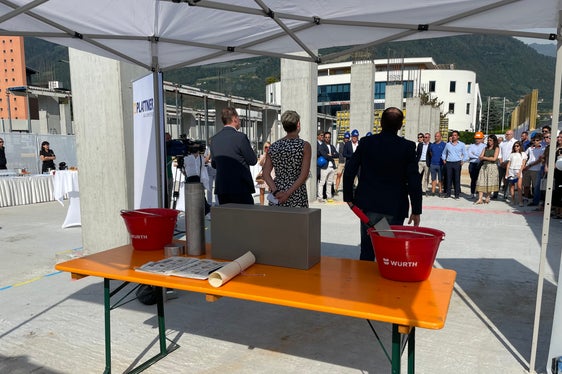 Die heutige Grundsteinlegung mit Hochbaulandesrat Massimo Bessone und dem italienischen Schullandesrat Giuliano Vettorato (Foto: LPA/Gnews)