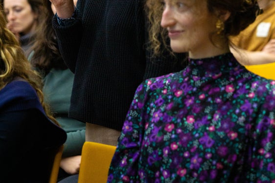 I partecipanti hanno approfittato dell'incontro di rete per contribuire attivamente alla tavola rotonda. (Foto: Ufficio per il diritto alla studio universitario/Marieke Volgger)