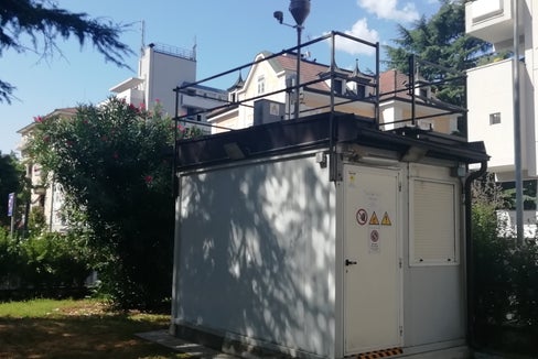 Cabina per il controllo della qualità dell'aria collocata in via Amba Alagi a Bolzano (Foto: ASP/Nadia Franzoi)