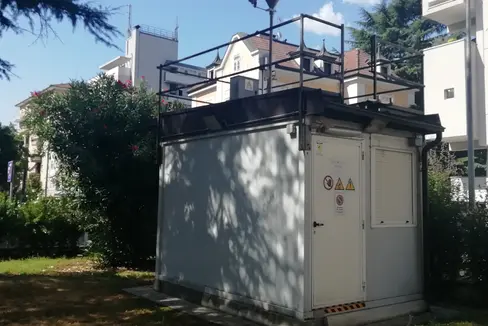 Cabina per il controllo della qualità dell'aria collocata in via Amba Alagi a Bolzano (Foto: ASP/Nadia Franzoi)
