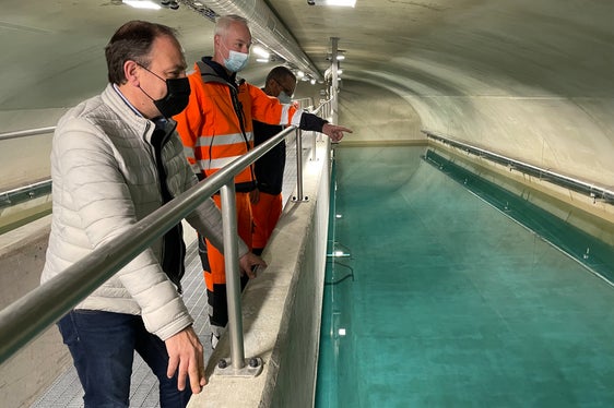LR Vettorato (vorne): Grundwasser ist ein kostbares Gut. Bürgerinnen und Bürger, Institutionen und Unternehmen müssen alles tun, um diese wichtige Quelle der Wasserversorgung zu schützen. (Foto: LPA/Gnews)