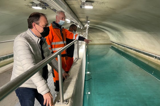 LR Vettorato (vorne): Grundwasser ist ein kostbares Gut. Bürgerinnen und Bürger, Institutionen und Unternehmen müssen alles tun, um diese wichtige Quelle der Wasserversorgung zu schützen. (Foto: LPA/Gnews)
