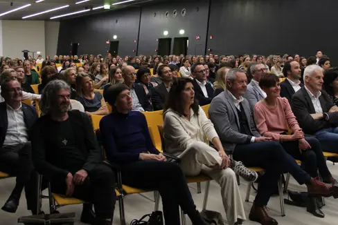 Consegna dei diplomi al NOI Techpark di Bolzano per 260 studenti delle professioni sociali che hanno completato la formazione specifica alla scuola provinciale Hannah Arendt. (Foto: Scuola provinciale per le professioni sociali Hannah Arendt)