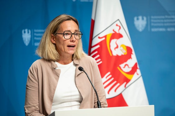 Die KVW Bildung organisiert im Auftrag des Landes die wöchentlichen Treffen zur Unterstützung für Menschen, die ihre Lese- und Schreibfähigkeiten verbessern möchten. Ab Herbst kommen zu den Standorten Schlanders, Bozen und Bruneck auch Brixen und Meran dazu, informierte Brigitte Abram. (Foto: LPA/Fabio Brucculeri)