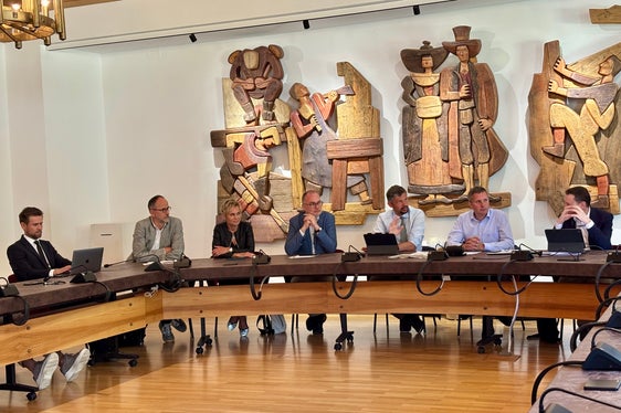 Beim Treffen im Gemeinderatssaal im Rathaus von St. Ulrich haben Landesrat Luis Walcher (Sechster von links), Landesrat Daniel Alfreider (Fünfter von links), der Direktor des Ressorts Umwelt-, Natur- und Klimaschutz, Energie, Raumentwicklung und Sport Alexander Gruber (rechts), Vertreter der Gemeinden, der örtlichen Tourismusvereine, des LTS, der IDM sowie des Seilbahnunternehmens Seceda AG die Herausforderungen rund um die zunehmenden Besucherströme auf der Seceda und im Grödnertal besprochen. (Foto: LPA/Ressort Landwirtschaft, Forstwirtschaft und Tourismus/Sabine Pitscheider)