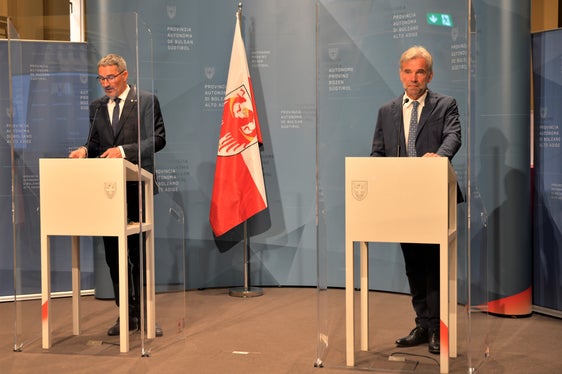 Mit Landeshauptmann Arno Kompatscher (l.) berichtete Landesrat Arnold Schuler heute bei der Pressekonferenz über die vorangegangene Sitzung der Landesregierung. (Foto: LPA/Michela Antino)