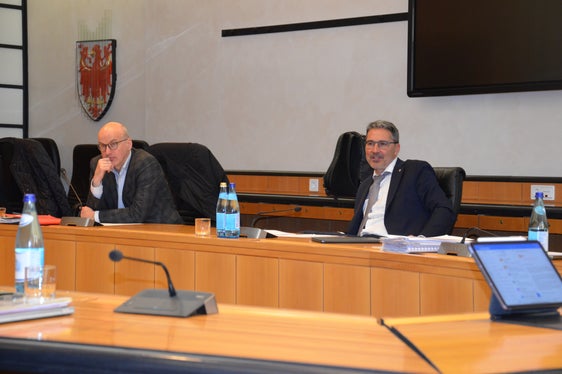 Günther Burger (l.), Direktor des Gesundheitsressorts, und Landeshauptmann sowie Gesundheitslandesrat Arno Kompatscher (Foto: LPA/Karin Leiter)