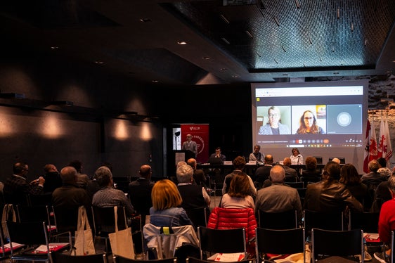 Nella sala conferenze del Forte di Fortezza, circa 50 esperti hanno lavorato sulle prossime tappe dell'Atlante storico digitale dell'Euregio. (Foto: USP/Manuela Tessaro)