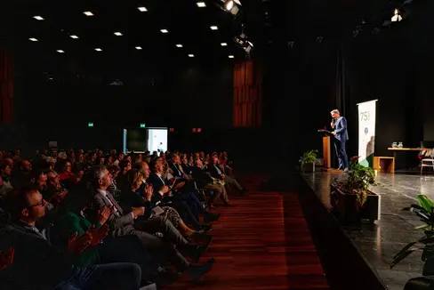 Il presidente della Provincia Arno Kompatscher alla Casa della Cultura di Ortisei per i festeggiamenti dei 75 anni del sistema scolastico paritetico ladino (Foto: ASP/Manuela Tessaro)