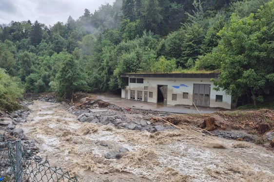 Bei der Örtlichkeit Neuhaus oberhalb der Staatsstraße ins Passeiertal hat der Kalbenbach nach Starkregen am 23. Juli abends eine Brücke weggerissen, die zu einem Elektrizitätswerk führt. (Foto: LPA/Landesamt für Wildbach- und Lawinenverbauung West in der Agentur für Bevölkerungsschutz)