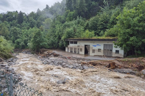 In seguito alle forti piogge della sera del 23 luglio, il Rio della Clava ha divelto un ponte che conduce a una centrale elettrica nei pressi del paese di Neuhaus, sopra la strada statale della Val Passiria. (Foto: USP/Ufficio Sistemazione bacini montani ovest dell'Agenzia per la Protezione civile)