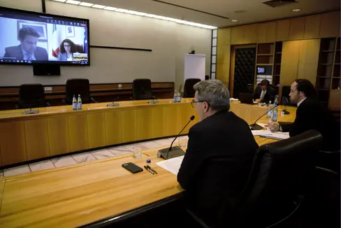 Dalla parte del volontariato: il presidente della Provincia Arno Kompatscher (a sinistra), l'assessore provinciale Philipp Achammer (a destra) e il senatore Meinhard Durnwalder (collegato in video) hanno illustrato al viceministro Maria Teresa Bellucci (sullo schermo, a destra) le preoccupazioni degli altoatesini, incontrando comprensione. (Foto: ASP/gst)